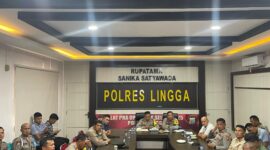 Wakapolres Lingga, bersama dengan Pejabat Utama (PJU) dan Kapolsek jajaran Polres Lingga, serta personel yang menduduki jabatan Perwira turut serta dalam kegiatan Commander Wish yang diadakan secara virtual oleh Inspektur Jendral Polisi Asep Safrudin, S.I.K., M.H., Kapolda Kepri di ruang Rupatama Polres Lingga, Selasa, (18/2/2025). Foto: INIKEPRI.COM/Polres Lingga 