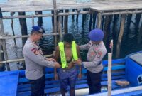 Bentuk kepedulian Polres Lingga khusus nya Satpolairud bagikan sejumlah Life Jacket (Jaket Pelampung keselamatan) kepada para nelayan di pelabuhan Jagoh dan nelayan di desa Lanjut kabupaten Lingga, Sabtu (22/2/2025). Foto: INIKEPRI.COM