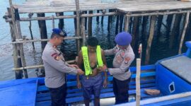 Bentuk kepedulian Polres Lingga khusus nya Satpolairud bagikan sejumlah Life Jacket (Jaket Pelampung keselamatan) kepada para nelayan di pelabuhan Jagoh dan nelayan di desa Lanjut kabupaten Lingga, Sabtu (22/2/2025). Foto: INIKEPRI.COM