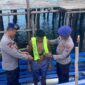 Bentuk kepedulian Polres Lingga khusus nya Satpolairud bagikan sejumlah Life Jacket (Jaket Pelampung keselamatan) kepada para nelayan di pelabuhan Jagoh dan nelayan di desa Lanjut kabupaten Lingga, Sabtu (22/2/2025). Foto: INIKEPRI.COM