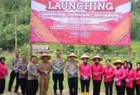 Kegiatan Launching Penguatan Program P2L melalui pendekatan terintegrasi dan berkelanjutan dipusatkan di Akpol Semarang yang dibuka oleh Julianti Sigit Prabowo Ketua Umum Bhayangkari yang diikuti secara Virtual oleh Karina Apri Fajar Ketua Bhayangkari Cabang Lingga bersama pengurus Bhayangkari Lingga di Lahan P2L Polres Lingga, Senin (24/2/2025). Foto: INIKEPRI.COM/Polres Lingga 