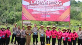 Kegiatan Launching Penguatan Program P2L melalui pendekatan terintegrasi dan berkelanjutan dipusatkan di Akpol Semarang yang dibuka oleh Julianti Sigit Prabowo Ketua Umum Bhayangkari yang diikuti secara Virtual oleh Karina Apri Fajar Ketua Bhayangkari Cabang Lingga bersama pengurus Bhayangkari Lingga di Lahan P2L Polres Lingga, Senin (24/2/2025). Foto: INIKEPRI.COM/Polres Lingga 