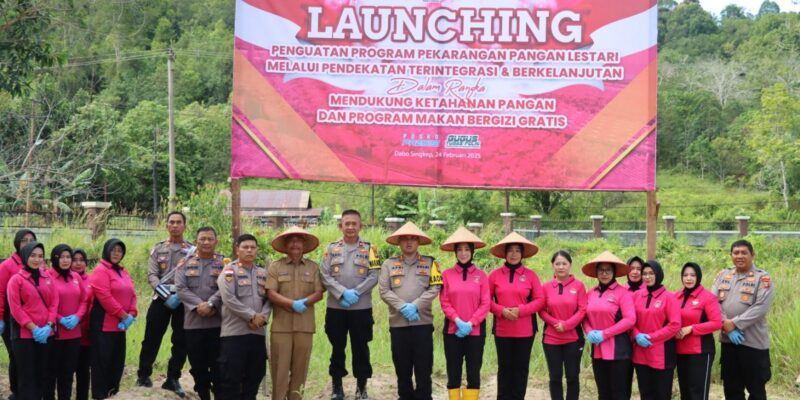 Kegiatan Launching Penguatan Program P2L melalui pendekatan terintegrasi dan berkelanjutan dipusatkan di Akpol Semarang yang dibuka oleh Julianti Sigit Prabowo Ketua Umum Bhayangkari yang diikuti secara Virtual oleh Karina Apri Fajar Ketua Bhayangkari Cabang Lingga bersama pengurus Bhayangkari Lingga di Lahan P2L Polres Lingga, Senin (24/2/2025). Foto: INIKEPRI.COM/Polres Lingga