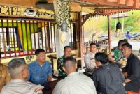 AKP Mayson Syafri, Kapolsek Daik Lingga, menggelar acara Coffee Morning bersama Danramil serta personel Koramil 05 Daik Lingga. Foto: INIKEPRI.COM