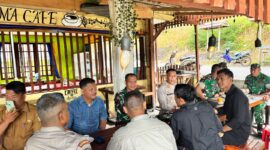AKP Mayson Syafri, Kapolsek Daik Lingga, menggelar acara Coffee Morning bersama Danramil serta personel Koramil 05 Daik Lingga. Foto: INIKEPRI.COM