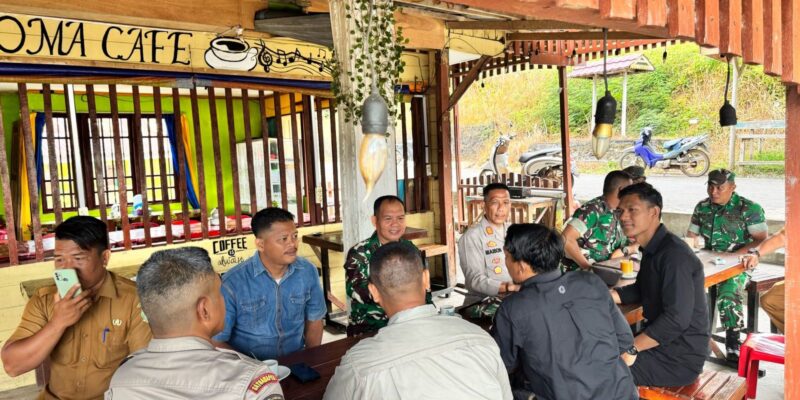 AKP Mayson Syafri, Kapolsek Daik Lingga, menggelar acara Coffee Morning bersama Danramil serta personel Koramil 05 Daik Lingga. Foto: INIKEPRI.COM