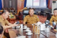 Sekretaris Daerah Provinsi Kepulauan Riau, Adi Prihantara, menghadiri Rapat Koordinasi (Rakor) Persiapan Pelantikan Kepala Daerah Terpilih Hasil Pilkada Serentak Tahun 2024 melalui zoom meeting di Ruang Rapat Sekda, Senin (3/2/2025). Foto: Diskominfo Kepri 