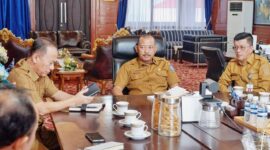 Sekretaris Daerah Provinsi Kepulauan Riau, Adi Prihantara, menghadiri Rapat Koordinasi (Rakor) Persiapan Pelantikan Kepala Daerah Terpilih Hasil Pilkada Serentak Tahun 2024 melalui zoom meeting di Ruang Rapat Sekda, Senin (3/2/2025). Foto: Diskominfo Kepri 