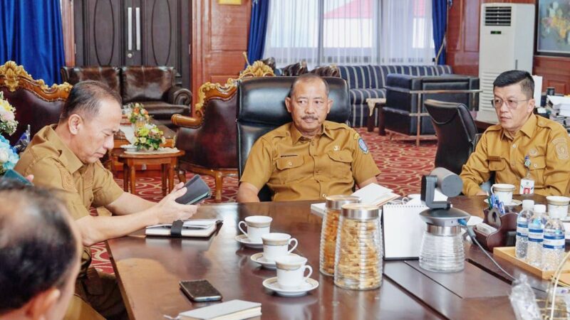 Sekretaris Daerah Provinsi Kepulauan Riau, Adi Prihantara, menghadiri Rapat Koordinasi (Rakor) Persiapan Pelantikan Kepala Daerah Terpilih Hasil Pilkada Serentak Tahun 2024 melalui zoom meeting di Ruang Rapat Sekda, Senin (3/2/2025). Foto: Diskominfo Kepri 