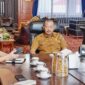 Sekretaris Daerah Provinsi Kepulauan Riau, Adi Prihantara, menghadiri Rapat Koordinasi (Rakor) Persiapan Pelantikan Kepala Daerah Terpilih Hasil Pilkada Serentak Tahun 2024 melalui zoom meeting di Ruang Rapat Sekda, Senin (3/2/2025). Foto: Diskominfo Kepri 