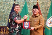 Gubernur Kepulauan Riau H. Ansar Ahmad menerima audiensi Panglima Komando Gabungan Wilayah Pertahanan (Pangkogabwilhan) I yang baru, Letjen TNI Kunto Arief Wibowo, di Gedung Daerah, Tanjungpinang, Senin (17/2). Foto: INIKEPRI.COM/Diskominfo Kepri 