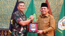Gubernur Kepulauan Riau H. Ansar Ahmad menerima audiensi Panglima Komando Gabungan Wilayah Pertahanan (Pangkogabwilhan) I yang baru, Letjen TNI Kunto Arief Wibowo, di Gedung Daerah, Tanjungpinang, Senin (17/2). Foto: INIKEPRI.COM/Diskominfo Kepri 