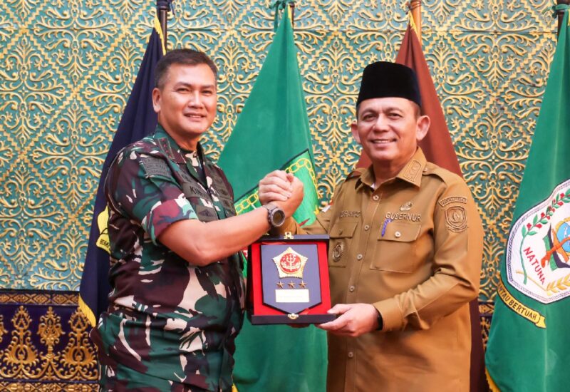 Gubernur Kepulauan Riau H. Ansar Ahmad menerima audiensi Panglima Komando Gabungan Wilayah Pertahanan (Pangkogabwilhan) I yang baru, Letjen TNI Kunto Arief Wibowo, di Gedung Daerah, Tanjungpinang, Senin (17/2). Foto: INIKEPRI.COM/Diskominfo Kepri 