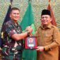 Gubernur Kepulauan Riau H. Ansar Ahmad menerima audiensi Panglima Komando Gabungan Wilayah Pertahanan (Pangkogabwilhan) I yang baru, Letjen TNI Kunto Arief Wibowo, di Gedung Daerah, Tanjungpinang, Senin (17/2). Foto: INIKEPRI.COM/Diskominfo Kepri 