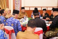 Gubernur Kepulauan Riau, H. Ansar Ahmad, menerima kunjungan silaturahmi Ketua Lembaga Adat Melayu (LAM) Kepri, Dato' Wira Setia Laksana H. Raja Al Hafiz, beserta jajaran di Gedung Daerah, Senin (17/2/2025). Foto: INIKEPRI.COM/Diskominfo Kepri 