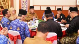 Gubernur Kepulauan Riau, H. Ansar Ahmad, menerima kunjungan silaturahmi Ketua Lembaga Adat Melayu (LAM) Kepri, Dato' Wira Setia Laksana H. Raja Al Hafiz, beserta jajaran di Gedung Daerah, Senin (17/2/2025). Foto: INIKEPRI.COM/Diskominfo Kepri 