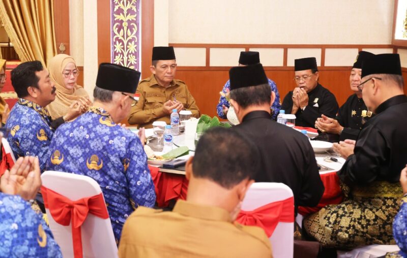 Gubernur Kepulauan Riau, H. Ansar Ahmad, menerima kunjungan silaturahmi Ketua Lembaga Adat Melayu (LAM) Kepri, Dato' Wira Setia Laksana H. Raja Al Hafiz, beserta jajaran di Gedung Daerah, Senin (17/2/2025). Foto: INIKEPRI.COM/Diskominfo Kepri 