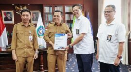Gubernur Kepulauan Riau, H. Ansar Ahmad, menerima laporan hasil survei penyelidikan tanah rencana pembangunan Jembatan Batam-Bintan dari Balai Pelaksanaan Jalan Nasional (BPJN) Kepri di Ruang Kerja Gubernur, Dompak, Tanjungpinang, Selasa (11/2). Foto: Diskominfo Kepri 
