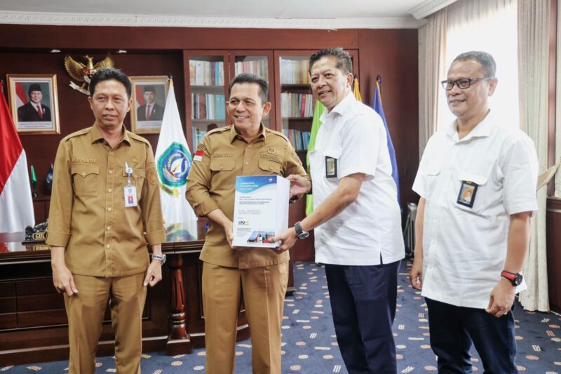 Gubernur Kepulauan Riau, H. Ansar Ahmad, menerima laporan hasil survei penyelidikan tanah rencana pembangunan Jembatan Batam-Bintan dari Balai Pelaksanaan Jalan Nasional (BPJN) Kepri di Ruang Kerja Gubernur, Dompak, Tanjungpinang, Selasa (11/2). Foto: Diskominfo Kepri 