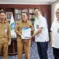 Gubernur Kepulauan Riau, H. Ansar Ahmad, menerima laporan hasil survei penyelidikan tanah rencana pembangunan Jembatan Batam-Bintan dari Balai Pelaksanaan Jalan Nasional (BPJN) Kepri di Ruang Kerja Gubernur, Dompak, Tanjungpinang, Selasa (11/2). Foto: Diskominfo Kepri 