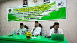Kepala Kantor Wilayah (Kakanwil) Kementerian Agama (Kemenag) Provinsi Kepulauan Riau (Kepri) Zoztafia, menghadiri pengukuhan Ikatan Penyuluh Agama Republik Indonesia (IPARI) Kota Batam masa Bhakti 2024-2028 sekaligus menjadi narasumber Seminar Kerukunan Lintas Agama Provinsi Kepulauan Riau di Aula Kantor Kemenag Kota Batam, Jumat (14/2/205). Foto: INIKEPRI.COM