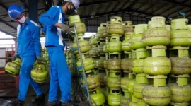 Menteri Energi dan Sumber Daya Mineral (ESDM), Bahlil Lahadalia, mengumumkan bahwa masyarakat harus membawa Kartu Tanda Penduduk (KTP) saat membeli LPG 3 kg di pengecer yang kini beroperasi sebagai sub-pangkalan. Foto: INIKEPRI.COM 