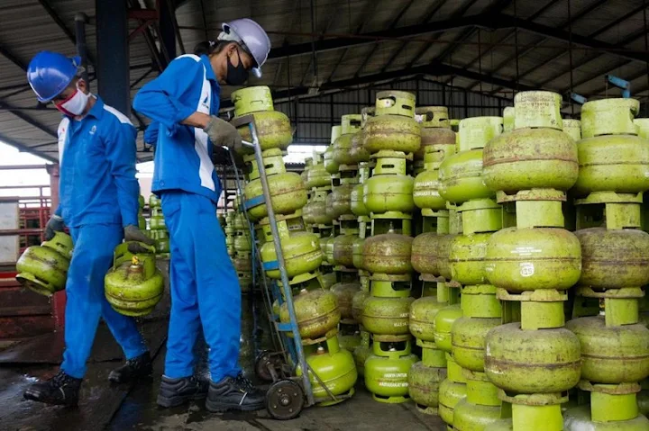 Menteri Energi dan Sumber Daya Mineral (ESDM), Bahlil Lahadalia, mengumumkan bahwa masyarakat harus membawa Kartu Tanda Penduduk (KTP) saat membeli LPG 3 kg di pengecer yang kini beroperasi sebagai sub-pangkalan. Foto: INIKEPRI.COM 