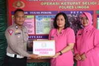 Ketua Bhayangkari Cabang Lingga mengunjungi sekaligus memberikan bingkisan kepada personel pengamanan di beberapa Pos PAM dan Pos YAN di kecamatan Dabo Singkep, Kamis (27/3/2025). Foto: INIKEPRI.COM
