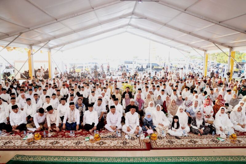 Gubernur Kepulauan Riau, H. Ansar Ahmad, bersama Wakil Gubernur, Nyanyang Haris Pratamura menggelar acara buka puasa bersama masyarakat di Gedung Daerah Tanjungpinang pada hari pertama bulan suci Ramadan 1446 Hijriah. Foto; Diskominfo Kepri 