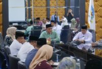 Bupati Bintan Roby Kurniawan didampingi Wakil Bupati Bintan Deby Maryanti memimpin Rapat Staf bersama seluruh Kepala Organisasi Perangkat Daerah (OPD) se Bintan. Foto: INIKEPRI.COM