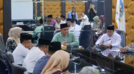 Bupati Bintan Roby Kurniawan didampingi Wakil Bupati Bintan Deby Maryanti memimpin Rapat Staf bersama seluruh Kepala Organisasi Perangkat Daerah (OPD) se Bintan. Foto: INIKEPRI.COM