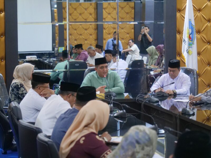 Bupati Bintan Roby Kurniawan didampingi Wakil Bupati Bintan Deby Maryanti memimpin Rapat Staf bersama seluruh Kepala Organisasi Perangkat Daerah (OPD) se Bintan. Foto: INIKEPRI.COM