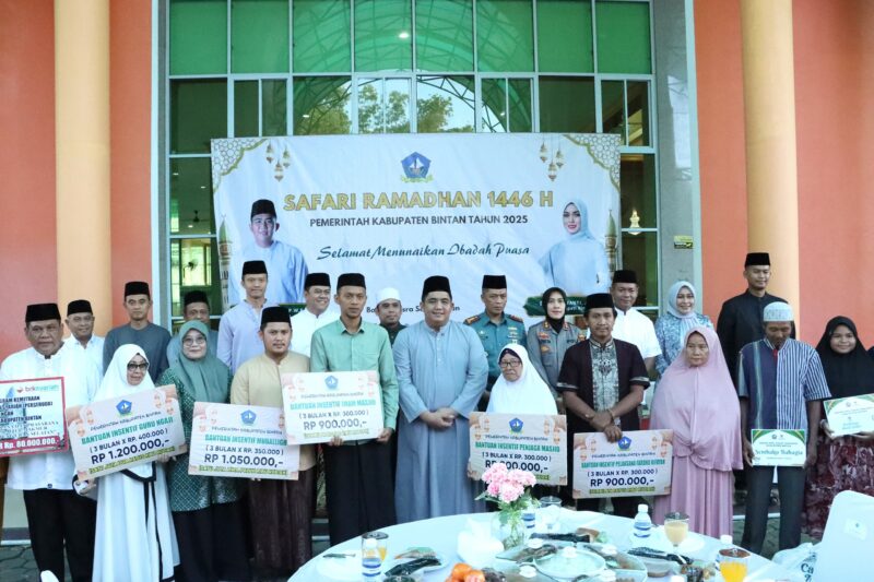 Bupati Bintan Roby Kurniawan saat Safari Ramadhan 1446 H di Masjid Baitul Makmur Tanjung Uban. Foto: INIKEPRI.COM