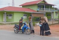 MIS Miftahul Ulum Kawal membagikan takjil gratis. Foto: INIKEPRI.COM