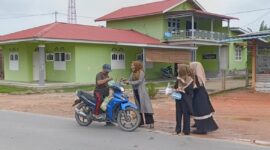 MIS Miftahul Ulum Kawal membagikan takjil gratis. Foto: INIKEPRI.COM