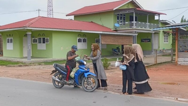MIS Miftahul Ulum Kawal membagikan takjil gratis. Foto: INIKEPRI.COM