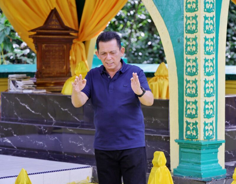 Gubernur Kepulauan Riau H. Ansar Ahmad meninjau Pulau Penyengat pada Jumat terakhir bulan Ramadhan 1446 H (28 Ramadhan-28/3) untuk melihat area yang memerlukan revitalisasi lanjutan. Foto: INIKEPRI.COM/Diskominfo Kepri 