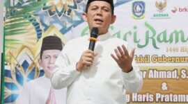 Gubernur Kepulauan Riau H. Ansar Ahmad melaksanakan kegiatan berbuka puasa bersama dengan masyarakat Kampung Sidomulyo di Masjid Al-Muhajirin, Tanjungpinang, Rabu (12/3/2025). Foto: INIKEPRI.COM