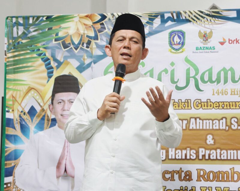Gubernur Kepulauan Riau H. Ansar Ahmad melaksanakan kegiatan berbuka puasa bersama dengan masyarakat Kampung Sidomulyo di Masjid Al-Muhajirin, Tanjungpinang, Rabu (12/3/2025). Foto: INIKEPRI.COM