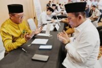 Gubernur Kepri Ansar Ahmad menunaikan zakat. Foto: INIKEPRI.COM