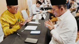 Gubernur Kepri Ansar Ahmad menunaikan zakat. Foto: INIKEPRI.COM