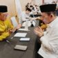 Gubernur Kepri Ansar Ahmad menunaikan zakat. Foto: INIKEPRI.COM