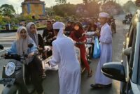 Para santri dari pesantren Al Ihsan Bintan menggelar aksi berbagi takjil kepada masyarakat yang melintas. Foto: INIKEPRI.COM