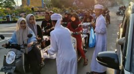 Para santri dari pesantren Al Ihsan Bintan menggelar aksi berbagi takjil kepada masyarakat yang melintas. Foto: INIKEPRI.COM