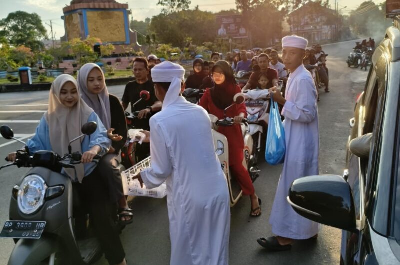 Para santri dari pesantren Al Ihsan Bintan menggelar aksi berbagi takjil kepada masyarakat yang melintas. Foto: INIKEPRI.COM