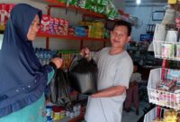 Kepala MTsS Miftahunnajah Desa Mekar Jaya Kecamatan Bunguran Barat memberikan Tunjangan Hari Raya (THR) kepada seluruh Majelis Guru. Foto: INIKEPRI.COM