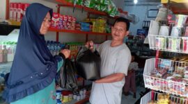 Kepala MTsS Miftahunnajah Desa Mekar Jaya Kecamatan Bunguran Barat memberikan Tunjangan Hari Raya (THR) kepada seluruh Majelis Guru. Foto: INIKEPRI.COM