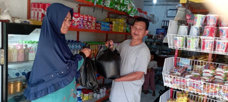 Kepala MTsS Miftahunnajah Desa Mekar Jaya Kecamatan Bunguran Barat memberikan Tunjangan Hari Raya (THR) kepada seluruh Majelis Guru. Foto: INIKEPRI.COM