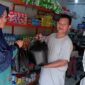 Kepala MTsS Miftahunnajah Desa Mekar Jaya Kecamatan Bunguran Barat memberikan Tunjangan Hari Raya (THR) kepada seluruh Majelis Guru. Foto: INIKEPRI.COM