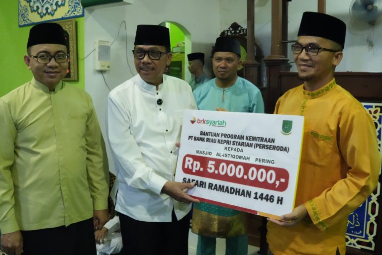 Pemerintah Daerah Kabupaten Natuna di Malam Ramadhan ke 24 di pimpin oleh Wakil Bupati Natuna melaksanakan Kunjungan Safari Ramadhan ke Masjid Al-Istiqomah Pering, Kelurahan Bandarsyah, Kecamatan Bunguran Timur, Minggu (23/3/2025). Foto: INIKEPRI.COM